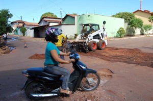 motoqueira furando bloqueio na rua 13 de dezembro