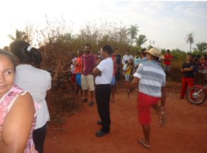 moradores da vila falcao em araguatinsimplorando por agua