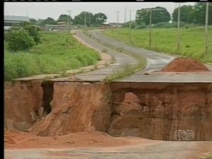 Cratera na avenida Filadélfia, em Araguaína, causa transtorno para moradores e motoristas (Foto: Reprodução/TV Anhanguera)