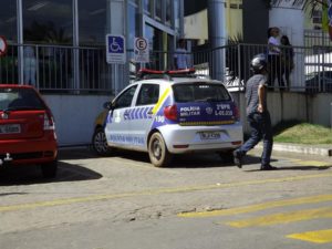 viatura flagrada em vaga de deficientes
