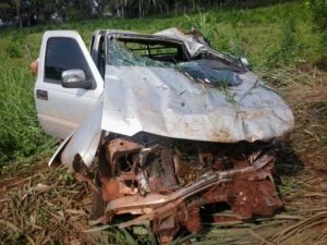 Capotamento de caminhonete deixa dois mortos