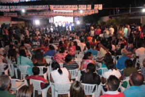 Multidão lotou rua em frente ao comitê de Eduardo Siqueira Campos: apoio popular e de lideranças
