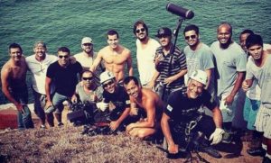 Jucelino Junior com os atores Marcos Pasquim e Thiago Martins junto com a equipe de gravação da novela Babilônia, em Arraial do Cabo
