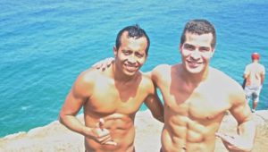 Jucelino Júnior e Thiago Martins durante as filmagens em Arraial do Cabo