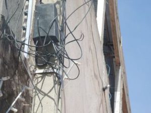 caixa e fios soltos