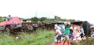 Homens ajudam a fazer o transbordo da carga, na BR-153 (Foto: Divulgação/Paparazzo Fernando Alves Lima)