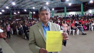 vereador neto pajeu apresentando a notificação. Foto: JM