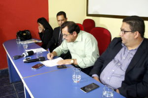 O presidente do Sintet, José Roque Santiago assina o recebimento da nova proposta apresentada pelo Governo