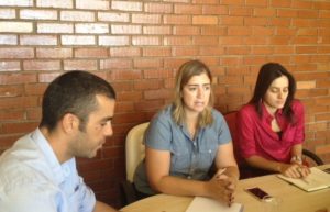 O superintendente de Desenvolvimento Turístico, James Possapp, durante reunião com Cinnara Bretas e Raissa Parente, ambas do PNUD Brasil