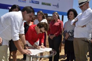 A secretária de Políticas para Mulheres da Presidência da República, Eleonora Menicucci, recebeu do prefeito de Palmas, Carlos Amastha, a doação do terreno onde será construída a Casa da Mulher Brasileira