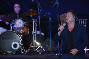 Show de Leonardo em 2013, em Palmas: artista próximo do público durante apresentação