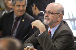 A Comissão de Meio Ambiente, Defesa do Consumidor e Fiscalização e Controle (CMA) e a Comissão de Desenvolvimento Regional e Turismo(CDR) realizam audiência pública conjunta e interativa debate, com a participação do ministro-chefe da Secretaria de Aviação Civil, Eliseu Padilha, a oferta de linhas e a alta generalizada das passagens aéreas na região Norte, e as prioridades da Agenda Brasil do Senado e do Programa de Desenvolvimento da Aviação Regional - PDAR. Em pronunciamento, senador Donizeti Nogueira (PT-TO) Foto: Geraldo Magela /Agência Senado