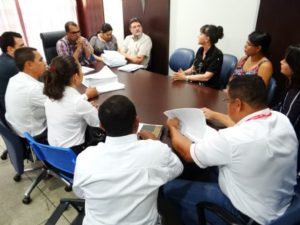 Diretoria do Sintras e servidores reunidos com Luiz Teixeira.