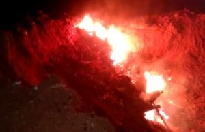 Destroços de avião em chamas após queda na divisa entre Goiás e Minas Gerais