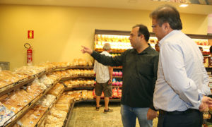 Proprietário da rede de supermercado, Cristiano de Melo Álvares, apresenta novo empreendimento a Marcelo Miranda