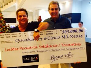 Eduardo Gomes entrega cheque simbólico a Leonardo: valor se refere à contribuição do cantor ao projeto