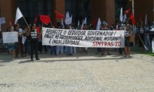 Manifestação dos servidores nas ruas até a Assembleia Legislativa no dia 16 de dezembro último em Palmas
