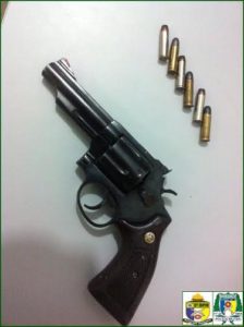 Arma apreendida no interior de veículo em Araguaína