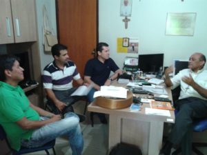 Walter Ohofugi (canto esquerdo, de verde), Kariello Coelho e Ildo Cótica; na mesa, Dom Pedro Guimarães