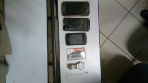 Material apreendido com dupla acusada de roubo na capital
