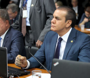 Senador lembra que o governo não tem dinheiro em caixa e ressalta corte de até 88% em programas sociais