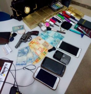 Objetos apreendidos no setor Barros em Araguaína