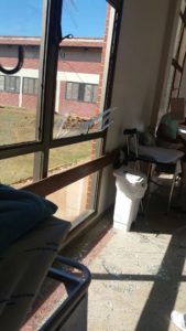 Estilhaços de vidros causam perigos a outros pacientes nos corredores