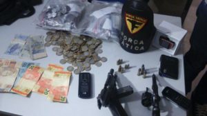 Objetivos apreendidos durante roubo a estabelecimento comercial.