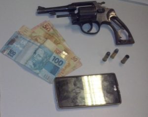 Objetos apreendidos pela PM com autor de roubo em Palmas