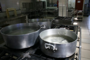 Panelas onde deveriam estar os alimentos