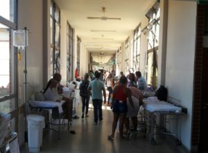 Corredor do HGP lotado de pacientes