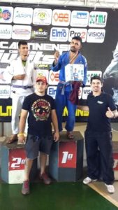 Tiago de quimono azul