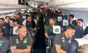 A equipe da Chapecoense no avião da Lamia