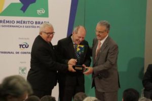 Dimas recebe o troféu e o certificado do Prêmio Mérito Brasil de Governança e Gestão Públicas 2016