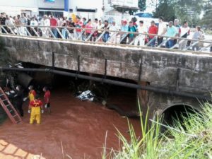 Corpo é resgatado pelos bombeiros