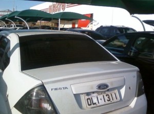 veículo oficial do estado do tocantins no estacionamento de supermercado de palmas