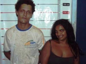 mulher sorri para câmera de delegacia