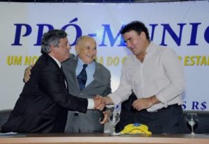 Ao lado do Governador Siqueira Campos, secretário Eduardo cumprimenta o vice-presidente de governo do Banco do Brasil, Benito da Gama Santos