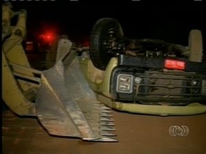 Trator foi usado para tirar o caminhão do local