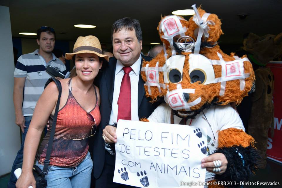 Halum lidera manifestação na Câmara pelo fim de maus-tratos em animais