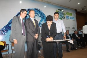 Dolores assinando Termo