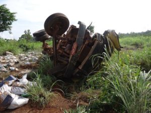 caminhão capota e deixa homem morto na BR-226