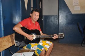 Francisco Carvalho, 36 anos, o Chiquinho do Violão