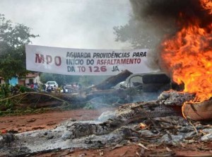 Manifestantes bloqueiam rodovia e ameaçam atear fogo em torre