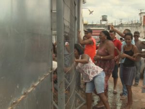 Mulheres conseguiram derrubar um portão do Presídio São Luís 2