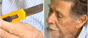 Idoso e seu instrumento de auto cirurgia
