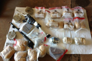 Armamento apreendido pela Polícia Federal junto à modelo no domingo, em MS