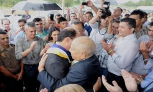 Siqueira Campos cumprimenta Sandoval Cardoso após passar oficialmente a faixa de Governador