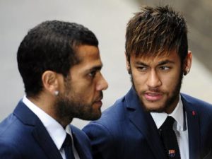 Daniel Alves, que comeu a banana durante o jogo, e Neymar, que entrou na campanha contra o racismo  
