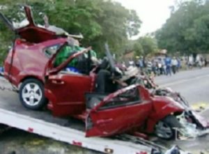 O carro que a família viajava ficou totalmente destruído